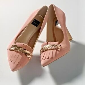WHITE HOUSE BLACK MARKET Suede Leather Heels Pale Pink Shoes w Gold Chain